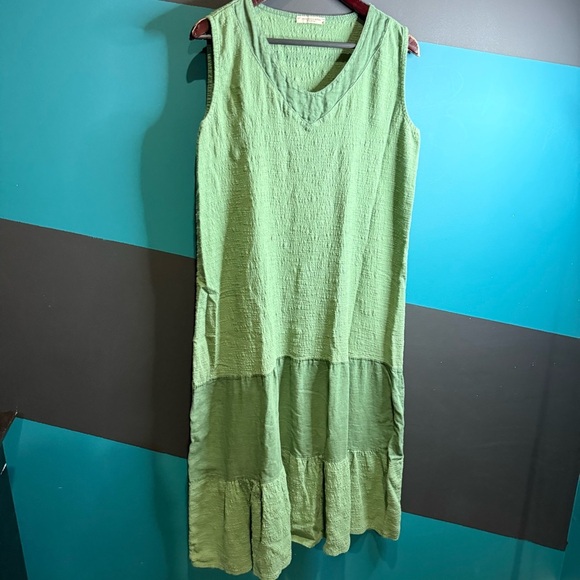 Green V-Neck Sleeveless Maxi Dress - Picture 2 of 10
